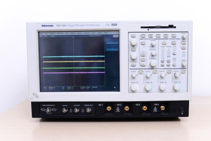 Tektronix TDS7404(OPT:4M ST HT3 JA3 HT3v1.3) 4GHz 20 GS/s